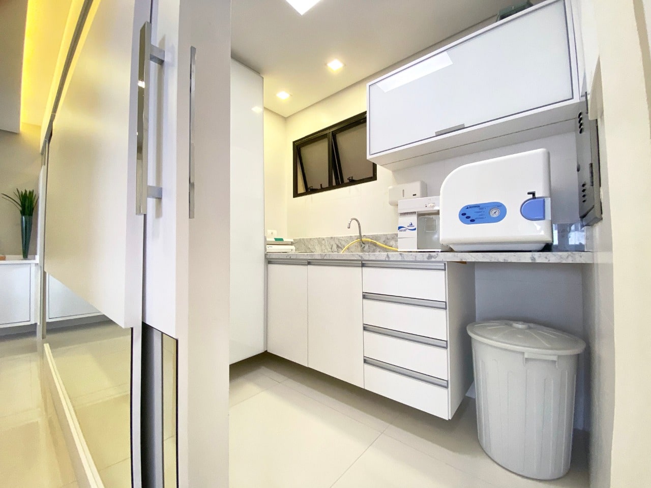 Sala de esterilização e preparo do consultório do Mercês.