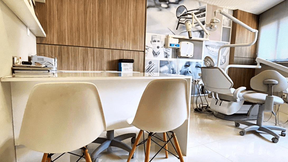 Consultório do Dr. Filipe Cini com equipamento moderno em Curitiba